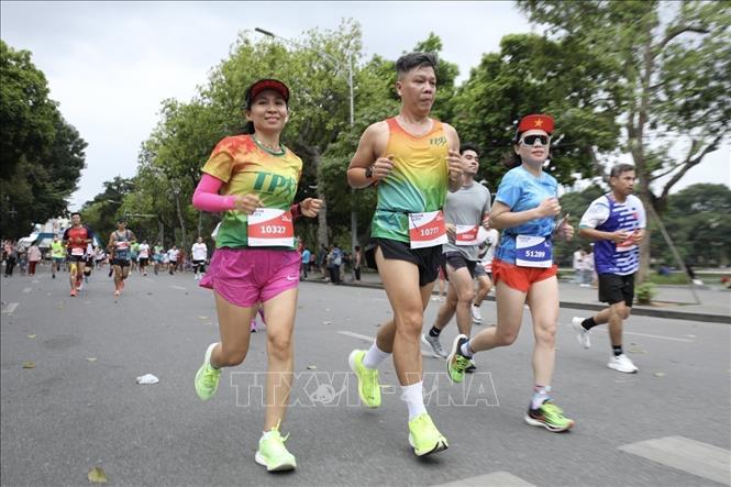 Các VĐV tham dự chạy cự ly 10km. Ảnh: Minh Quyết - TTXVN