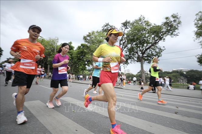 Các VĐV tham dự chạy cự ly 10km. Ảnh: Minh Quyết - TTXVN