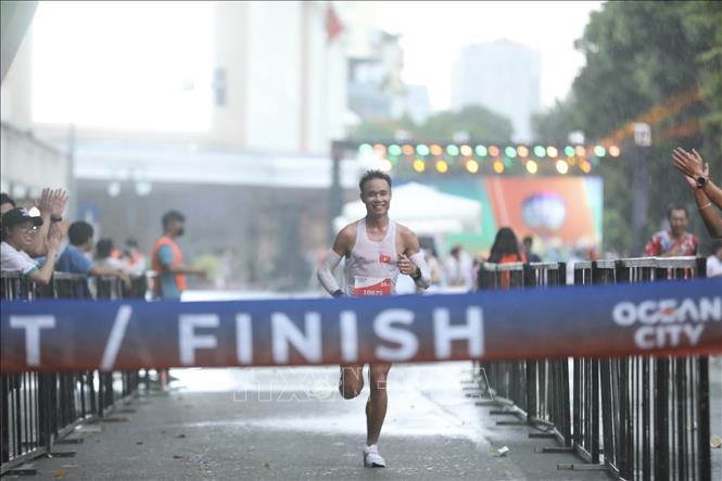 VĐV mang số 10675 về đích đầu tiên ở cự ly 10km. Ảnh: Minh Quyết - TTXVN