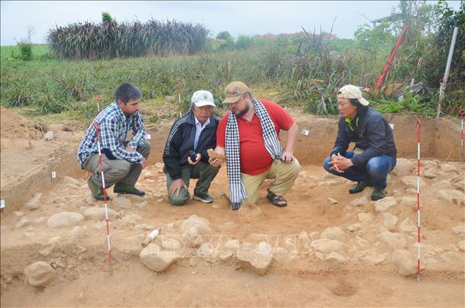 Các chuyên gia Việt Nam và Nga, kiểm tra hiện vật tại di tích Rộc Tưng 1, năm 2016. TTXVN phát