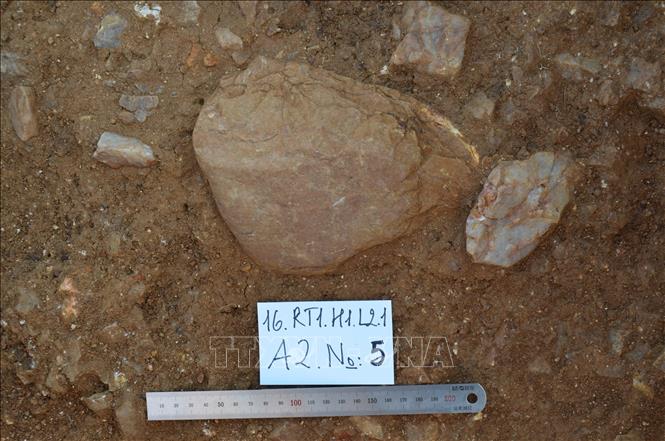  Công cụ đá được phát hiện tại di tích Gò Đá. Ảnh: TTXVN phát