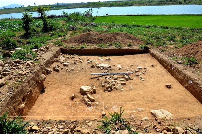 Công cụ đá phát hiện trong hố khai quật Gò Đá, năm 2016. Ảnh: TTXVN phát