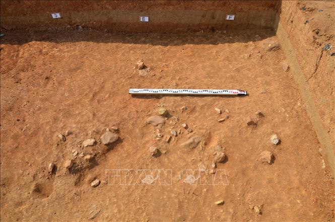 Tectit tìm thấy trong hố khai quật di tích Rộc Tưng. Ảnh: TTXVN phát