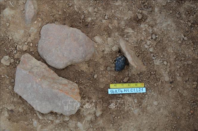 Công cụ đá được phát hiện tại di tích Gò Đá. Ảnh: TTXVN phát