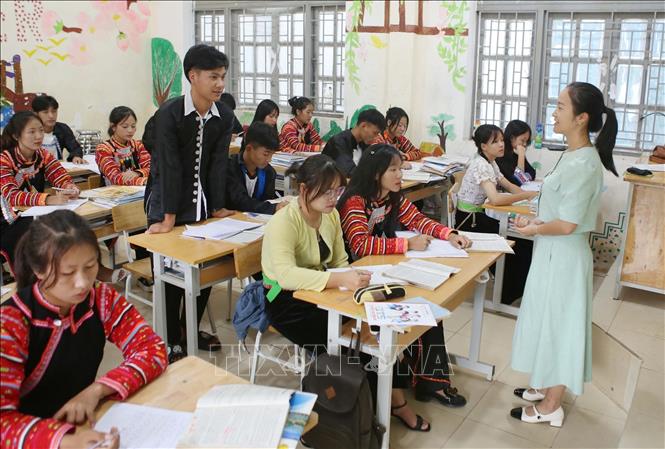 Giáo viên và học sinh luôn có sự tương tác trao đổi, góp phần nâng cao chất lượng giáo dục toàn diện cho học sinh. Ảnh: Quý Trung - TTXVN