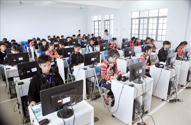 Trường được đầu tư phòng học bộ môn tin học đầy đủ máy móc đáp ứng trong việc đổi mới giáo dục, đặc biệt trong chương trình giáo dục phổ thông 2018. Ảnh: Quý Trung – TTXVN