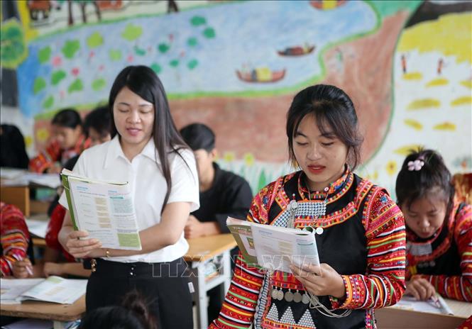 Giáo viên luôn tâm huyết với nghề, tận tụy hướng dẫn học sinh cách đọc, phát âm môn tiếng Anh. Ảnh: Quý Trung – TTXVN