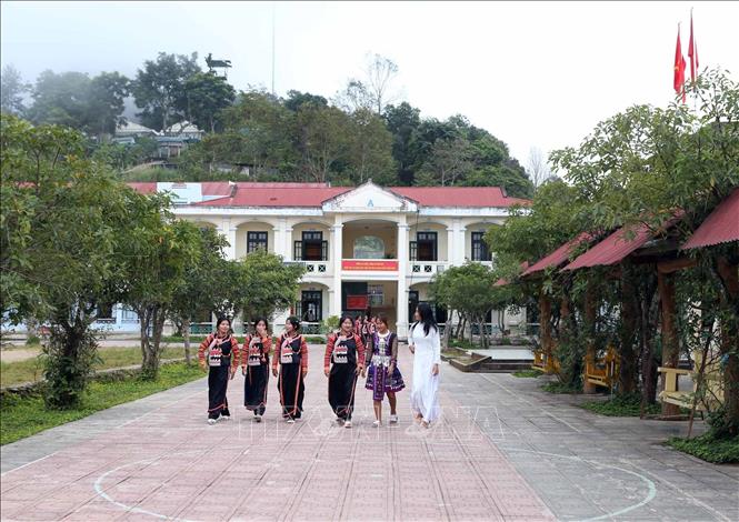Trường được đầu tư xây dựng kiên cố khang trang, xanh, sạch, đẹp tạo môi trường hứng thú cho học sinh có động lực đến trường. Ảnh: Quý Trung – TTXVN