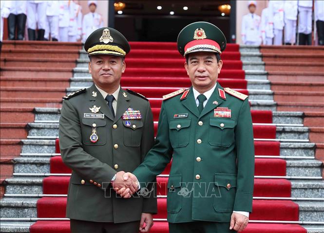 Bộ trưởng Quốc phòng Phan Văn Giang và Phó Thủ tướng, Bộ trưởng Bộ Quốc phòng Campuchia Tea Seihatại lễ đón. Ảnh: An Đăng – TTXVN