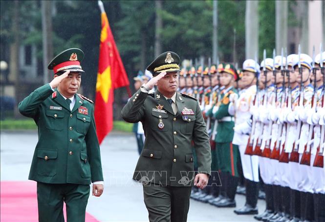 Bộ trưởng Quốc phòng Phan Văn Giang và Phó Thủ tướng, Bộ trưởng Bộ Quốc phòng Campuchia Tea Seiha duyệt Đội danh dự Quân đội nhân dân Việt Nam. Ảnh: An Đăng – TTXVN