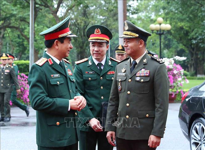 Bộ trưởng Quốc phòng Phan Văn Giang và Phó Thủ tướng, Bộ trưởng Bộ Quốc phòng Campuchia Tea Seiha tại lễ đón. Ảnh: An Đăng – TTXVN