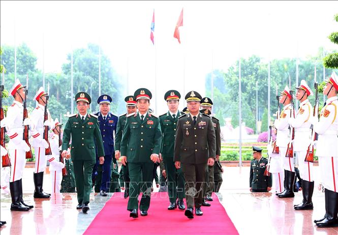 Bộ trưởng Quốc phòng Phan Văn Giang và Phó Thủ tướng, Bộ trưởng Bộ Quốc phòng Campuchia Tea Seiha tại lễ đón. Ảnh: An Đăng – TTXVN