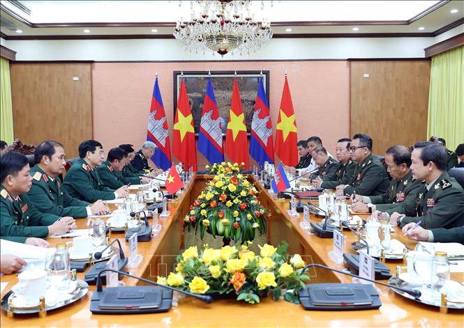 Bộ trưởng Quốc phòng Phan Văn Giang hội đàm với Phó Thủ tướng, Bộ trưởng Bộ Quốc phòng Campuchia Tea Seiha. Ảnh: An Đăng – TTXVN