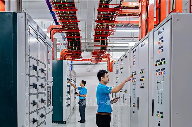 Hệ thống máy phát điện dự phòng có thể vận hành liên tục không giới hạn số giờ chạy máy ở 100% tải định mức, có thể đóng tải 1 bước với 100% tải trong 10 giây theo tiêu chuẩn NFPA 110 level 1. Ảnh: Minh Quyết – TTXVN