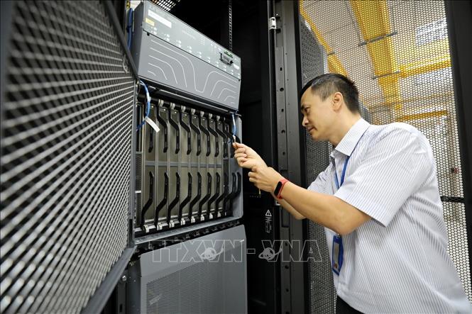Các thiết bị hiện đại tại đây đều được cung cấp từ các hãng nổi tiếng, uy tín cao tới từ các nước G7 như Cumin, Hitachi, Siement… được lắp đặt theo các tiêu chuẩn quốc tế như IEC 60364, IEC 61439-1&2, IEC61641 , IEC 60947-2... và tiêu chuẩn quản lý chất lượng ISO: 9001:2015 và ISO 14001:2015, ISO 8528-5, NFPA 110… Ảnh: Minh Quyết - TTXVN
