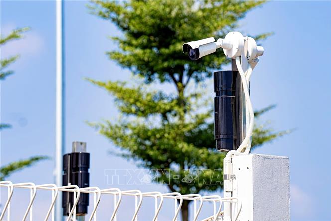 VNPT IDC Hòa Lạc được trang bị hệ thống giám sát an ninh 6 lớp bảo mật hiện đại nhất từ ngoài vào trong Data Hall, giúp đảm bảo năng lực an toàn bảo mật thông tin theo cấp độ 5 - cấp độ cao nhất theo Nghị định 85. Ảnh: TTXVN