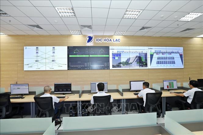 Trung tâm được điều hành bởi đội ngũ chuyên gia, kỹ sư hàng đầu, giàu kinh nghiệm vận hành các trung tâm dữ liệu của VNPT, được đào tạo chuyên sâu về Data Center, đạt nhiều chứng chỉ quốc tế như CDFOM, CDRP, CDMS, CTDC, CCNA, CCNP.., có khả năng kiểm soát hệ thống tuyệt đối cũng như sẵn sàng hỗ trợ 24/7, đem lại sự an tâm tuyệt đối cho khách hàng. Ảnh: Minh Quyết – TTXVN