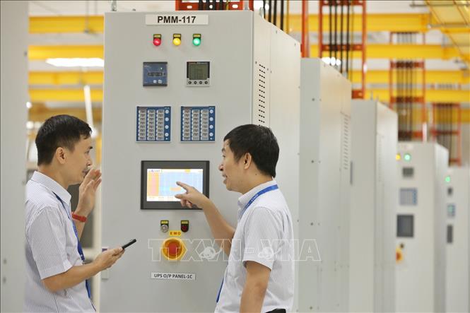 Các thiết bị hiện đại tại đây đều được cung cấp từ các hãng nổi tiếng, uy tín cao tới từ các nước G7 như Cumin, Hitachi, Siement… được lắp đặt theo các tiêu chuẩn quốc tế như IEC 60364, IEC 61439-1&2, IEC61641 , IEC 60947-2... và tiêu chuẩn quản lý chất lượng ISO: 9001:2015 và ISO 14001:2015, ISO 8528-5, NFPA 110… Ảnh: Minh Quyết - TTXVN

