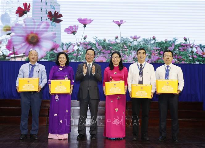 Chủ tịch nước Võ Văn Thưởng tặng quà cho các thầy cô giáo. Ảnh: Thống Nhất – TTXVN
