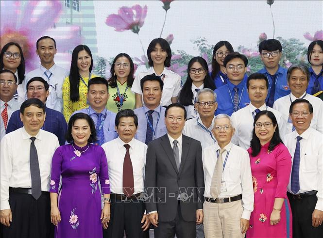 Chủ tịch nước Võ Văn Thưởng với các thầy cô giáo và sinh viên. Ảnh: Thống Nhất – TTXVN
