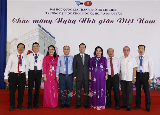 Chủ tịch nước Võ Văn Thưởng với các thầy cô giáo. Ảnh: Thống Nhất – TTXVN
