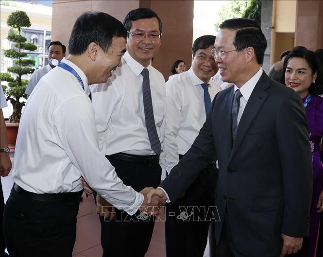 Chủ tịch nước Võ Văn Thưởng với các giáo viên Trường Đại học Khoa học xã hội và Nhân văn. Ảnh: Thống Nhất – TTXVN
