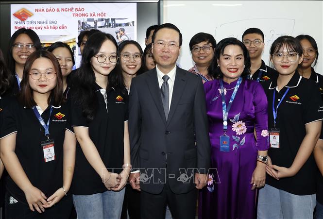 Chủ tịch nước Võ Văn Thưởng với sinh viên Khoa Báo chí. Ảnh: Thống Nhất – TTXVN
