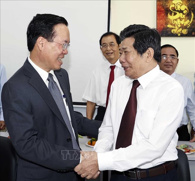 Chủ tịch nước Võ Văn Thưởng với PGS.TS Vũ Tình, nguyên Phó Hiệu trưởng Trường Đại học Khoa học xã hội và Nhân văn. Ảnh: Thống Nhất – TTXVN
