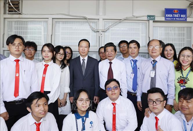 Chủ tịch nước Võ Văn Thưởng với thầy cô giáo và sinh viên Khoa Triết học. Ảnh: Thống Nhất – TTXVN
