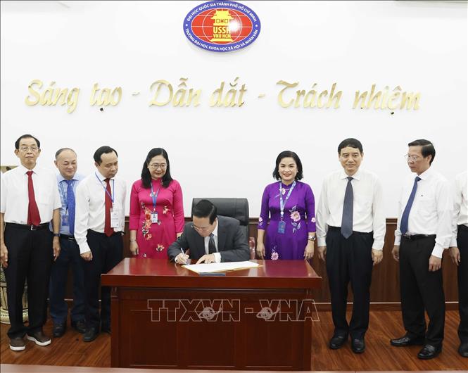 Chủ tịch nước Võ Văn Thưởng ghi lưu bút tại Trường Đại học Khoa học xã hội và Nhân văn. Ảnh: Thống Nhất – TTXVN