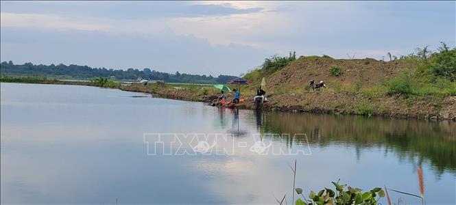 Nhiều người dân vào hồ Đà Đen để câu cá. Ảnh: Hoàng Nhị - TTXVN