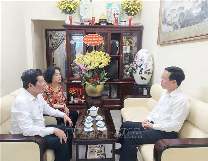 Chủ tịch nước Võ Văn Thưởng đến thăm, chúc mừng PGS.TS Vũ Tình, nguyên Phó Hiệu trưởng Trường Đại học Khoa học xã hội và Nhân văn. Ảnh: TTXVN phát
