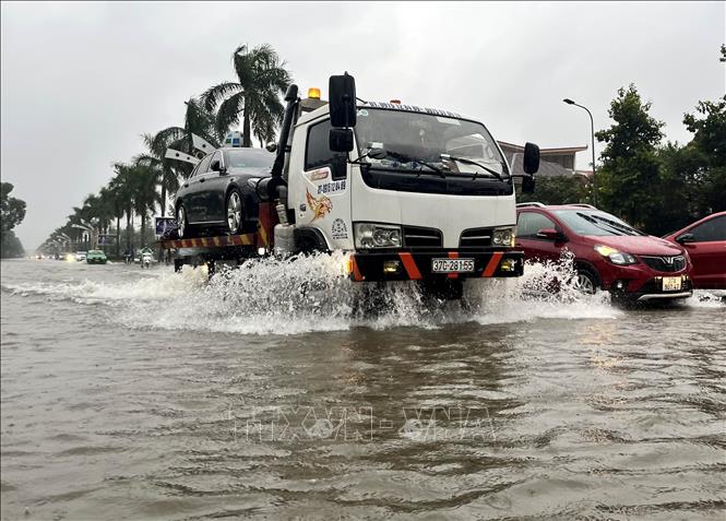 Một số phương tiện bị chết máy phải gọi xe cứu hộ. Ảnh: Văn Tý-TTXVN