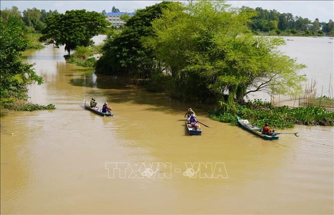 Người dân đánh bắt cá trên đoạn sông thuộc xã Thường Thới Hậu A, huyện Hồng Ngự, Đồng Tháp. Ảnh: Nhựt An - TTXVN