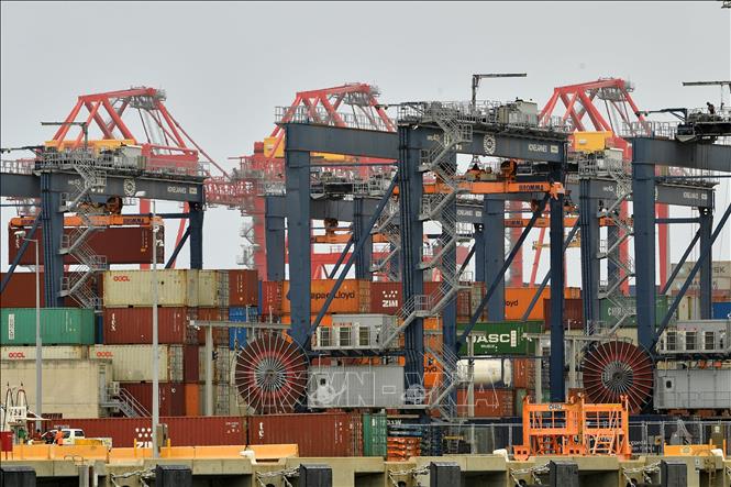(Tư liệu) Bốc dỡ công-ten-nơ hàng hóa tại cảng ở Sydney, Australia. Ảnh: AFP/TTXVN