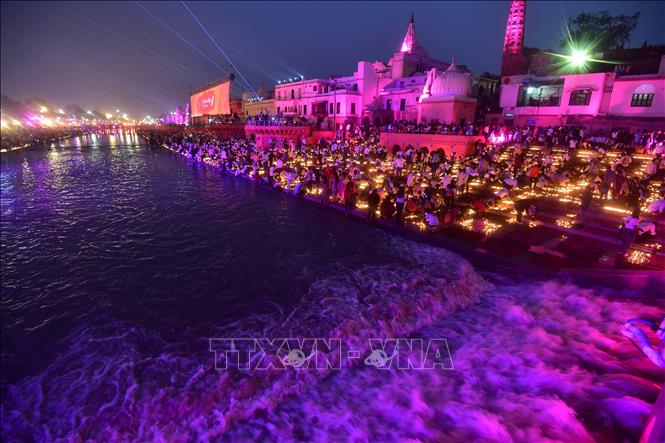 Những người sùng đạo thắp sáng các ngọn đèn dầu bên bờ sông Saryu ở thành phố Ayodhya thuộc bang Uttar Pradesh, Ấn Độ nhân lễ hội ánh sáng Diwali, tối 11/11/2023. Ảnh: AFP/TTXVN