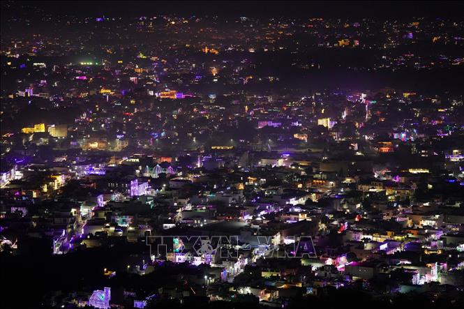 Nhà cửa và đường phố rực rỡ ánh đèn trong lễ hội ánh sáng Diwali ở Ajmer, Ấn Độ ngày 12/11/2023. Ảnh: AFP/TTXVN