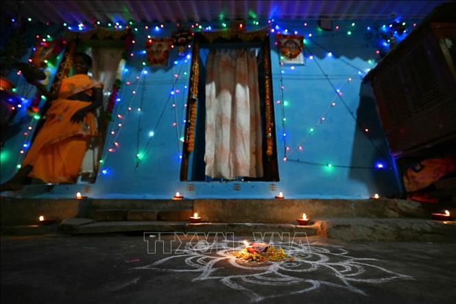 Một ngôi nhà được thắp sáng nhân lễ hội ánh sáng Diwali ở New Delhi, Ấn Độ ngày 12/11/2023. Ảnh: AFP/TTXVN