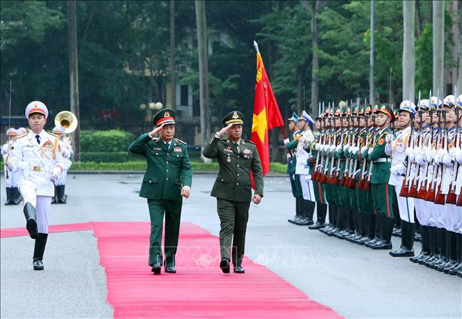 Minister of National Defence Gen. Phan Van Giang welcomes Cambodian Deputy Prime Minister and Minister of National Defence Gen. Tea Seiha. VNA Photo: An Đăng 
