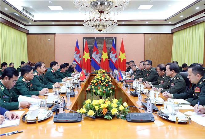 Vietnamese Minister of National Defence Gen. Phan Van Giang and Cambodian Deputy Prime Minister and Minister of National Defence Gen. Tea Seiha hold talks. VNA Photo: An Đăng 