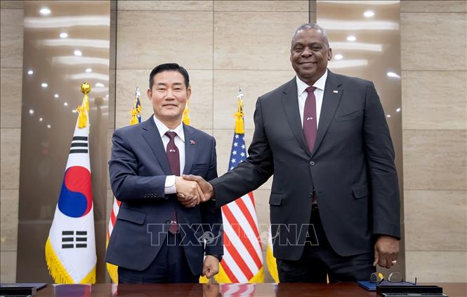 Bộ trưởng Quốc phòng Hàn Quốc Shin Won-sik (trái) và Bộ trưởng Quốc phòng Mỹ Lloyd Austin tại Hội nghị tham vấn an ninh Hàn-Mỹ (SCM) lần thứ 55 ở Seoul, Hàn Quốc, ngày 13/11/2023. Ảnh: Yonhap/TTXVN