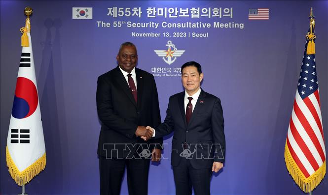 Bộ trưởng Quốc phòng Hàn Quốc Shin Won-sik (phả) và Bộ trưởng Quốc phòng Mỹ Lloyd Austin tại Hội nghị tham vấn an ninh Hàn-Mỹ (SCM) lần thứ 55 ở Seoul, Hàn Quốc, ngày 13/11/2023. Ảnh: Yonhap/TTXVN