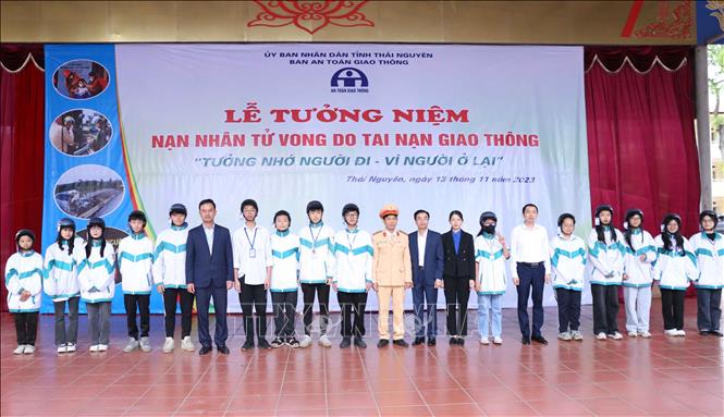 Ban An toàn giao thông tỉnh Thái Nguyên tặng mũ bảo hiểm cho học sinh Nhà trường. Ảnh: Thu Hằng-TTXVN