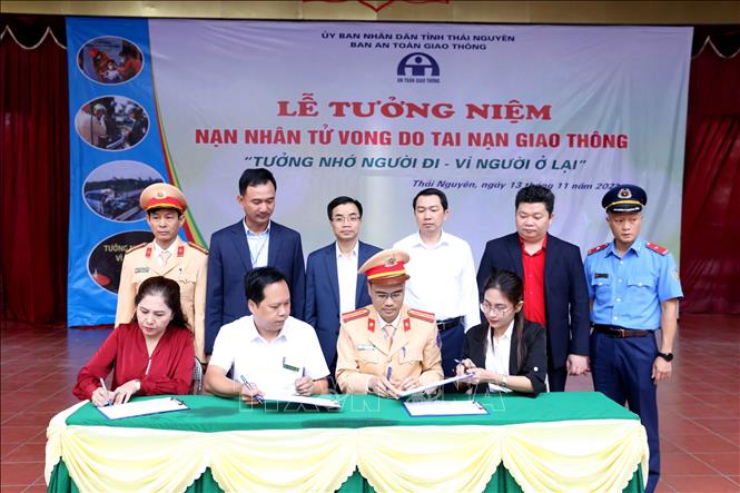 Ký cam kết đảm bảo trật tự an toàn giao thông giữa Công an TP. Thái Nguyên với Đoàn Thanh niên Trường THPT Lương Ngọc Quyến, Ban giám hiệu Nhà trường và Hội phụ huynh học sinh. Ảnh: Thu Hằng-TTXVN
