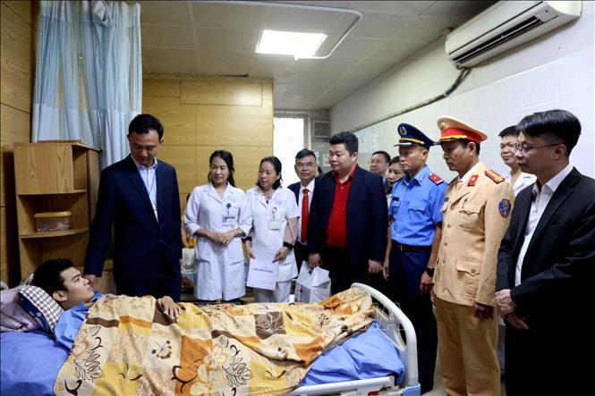 Ban An toàn giao thông tỉnh Thái Nguyên thăm hỏi nạn nhân bị tai nạn giao thông đang điều trị tại Bệnh viện Trung ương Thái Nguyên. Ảnh: Thu Hằng-TTXVN
