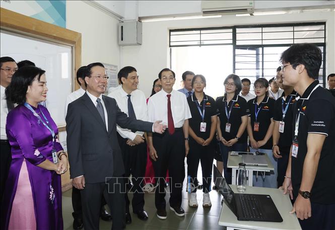 President Vo Van Thuong talks with teachers and students of the Faculty of Journalism. VNA Photo: Thống Nhất 