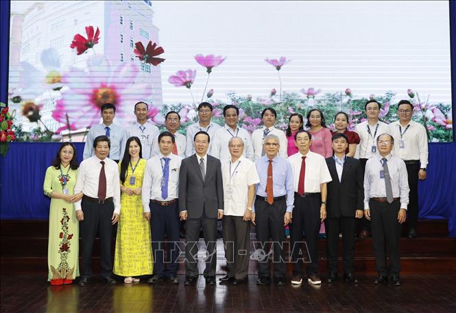 President Vo Van Thuong with the university teachers. VNA Photo: Thống Nhất 