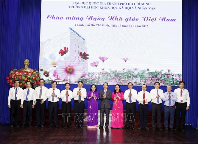 President Vo Van Thuong with the university teachers. VNA Photo: Thống Nhất 