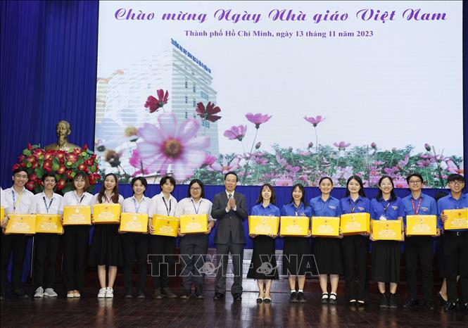 President Vo Van Thuong presents gifts to outstanding students. VNA Photo: Thống Nhất 