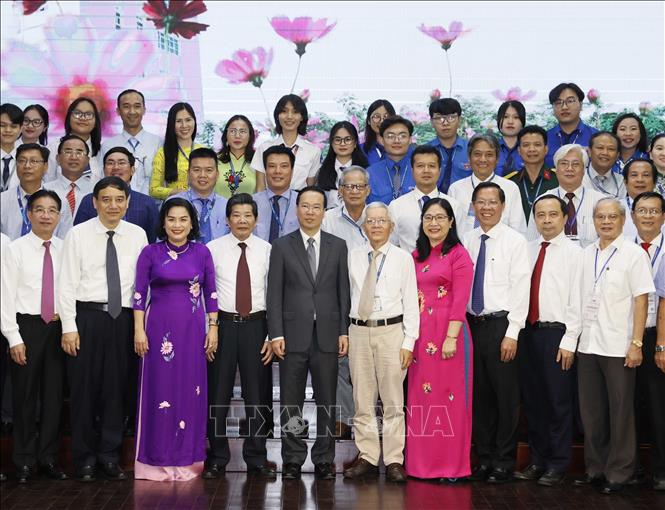 President Vo Van Thuong poses for a group photo with teachers and students. VNA Photo: Thống Nhất 